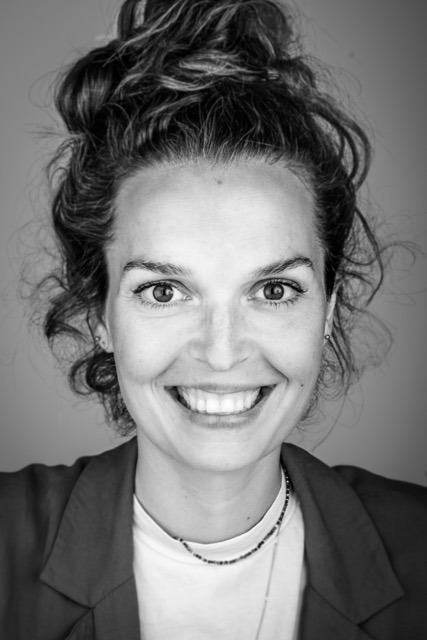 zwart wit portretfoto van Clara