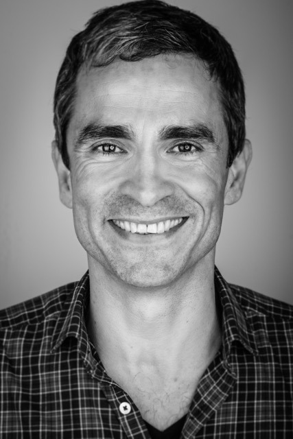 zwart wit portretfoto van jonathan
