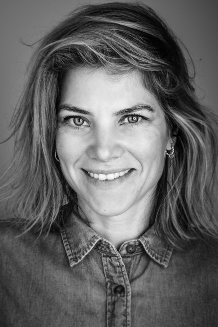 zwart wit portretfoto van tessa