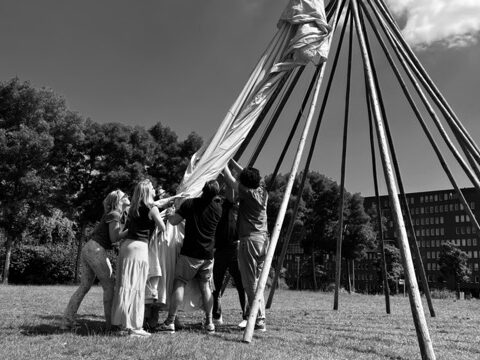 grote tipi tent bouwen met het team - teambuilding - heineken
