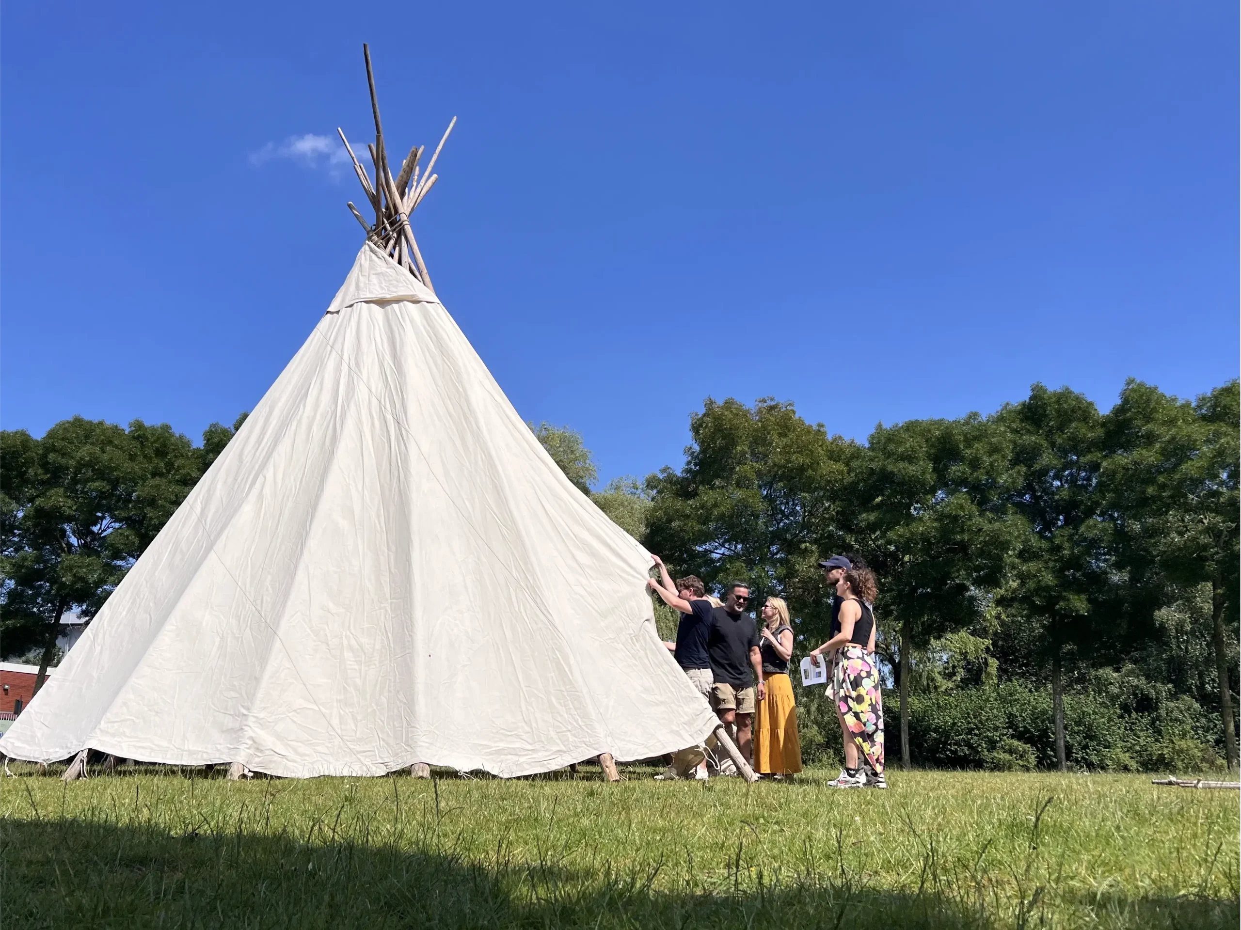 grote tipi tent bouwen met het team - teambuilding