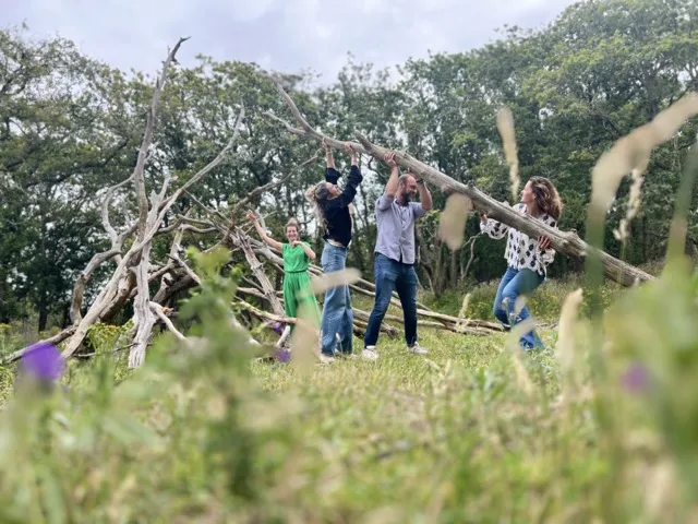 build big teepee tent with the team - teambuilding - heineken