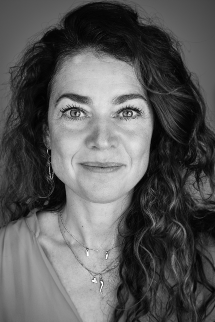 zwart wit portret foto van Sanne del Tin